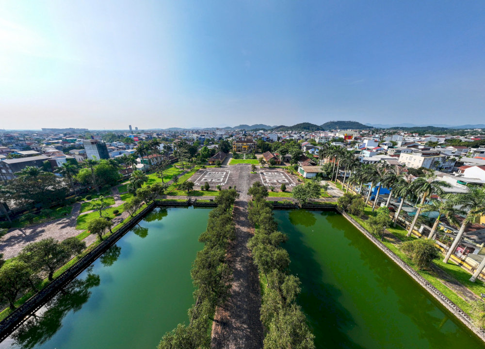 Hồ nước phía sau Bạch Trà Viên 